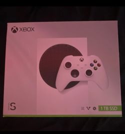 *🔥BUNDLE DEAL🔥* Good Condition White Xbox Series S, Monitor and Green & White Xbox Controller