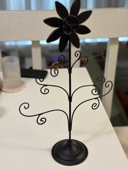 Assorted wire decor