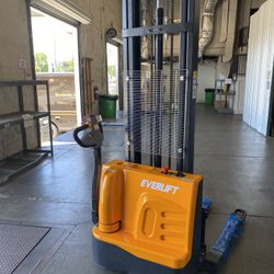 New Electric Pallet Stacker Forklift 135” Lifting Capacity 