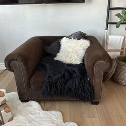 Brown Velvet Accent Chair – Nailhead Trim, Cozy & Stylish