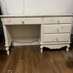 White “Princess Style” Dresser With 🦋 Butterflies 🦋
