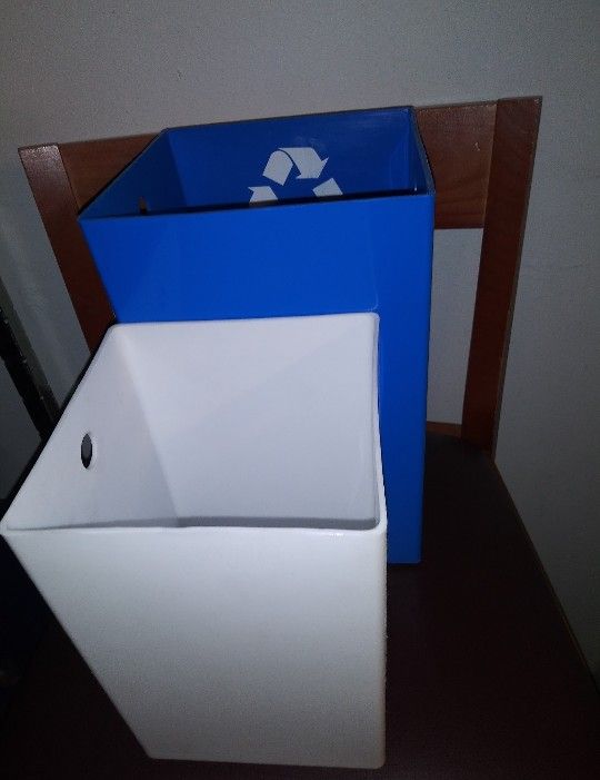 2 Trash Cans