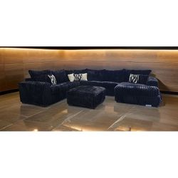 S320 Texan Black Sectional + Ottoman ❤️