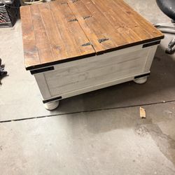 Wystfield Coffee Table With lift Top 