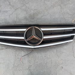 2008-2014 Mercedes C Class Complete Grill With Emblem With Light. 