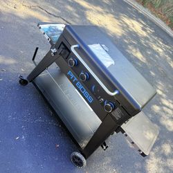 Pitboss Ultimate 647 Square Inch 4 -Burner Liquid propane Flat Top Grill