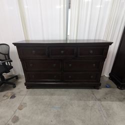 Classic Dark Wood Seven-Drawer Dresser with Round Hardware
