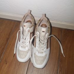 Mk Woman Shoes Size 7 Like New Used Once Michael Kors tennis shoes 
Avondale pick up only