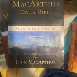 The MacArthur Daily Bible 