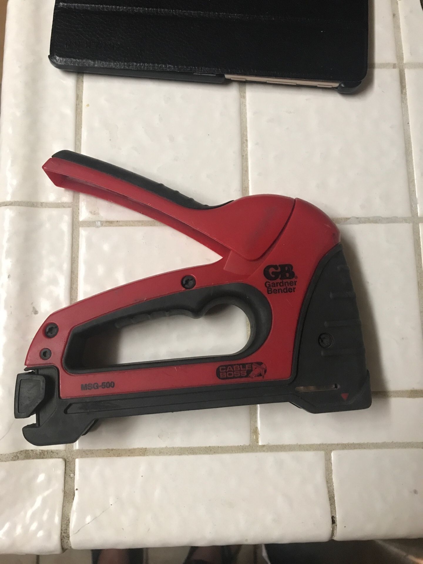 GARDNER BENDER CABLE BOSS MSG500 STAPLE GUN for Sale in Riverside, CA
