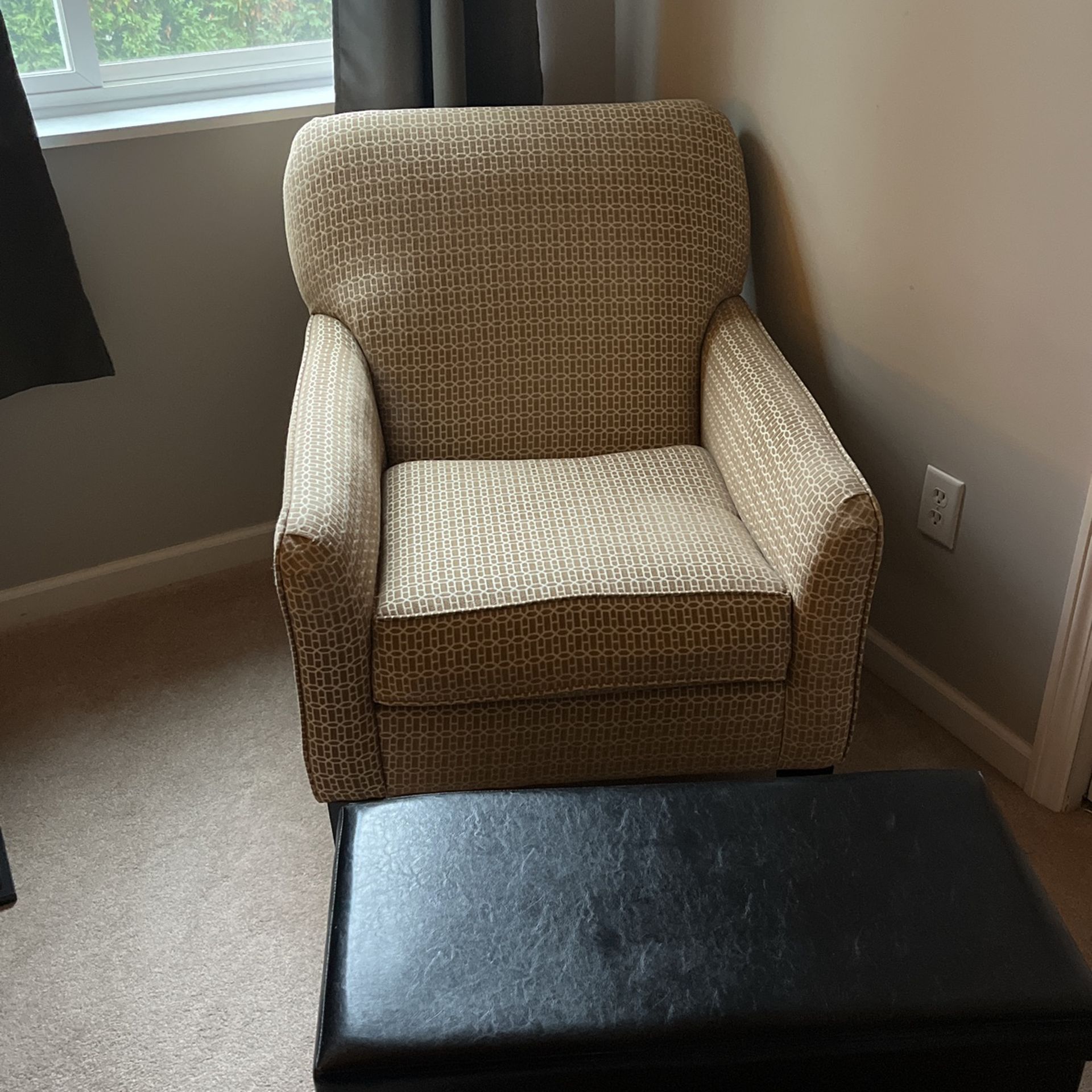 Beige Accent side chair. Great for reading. Non smoker, no rips, no stains, tears. Priced to sell
