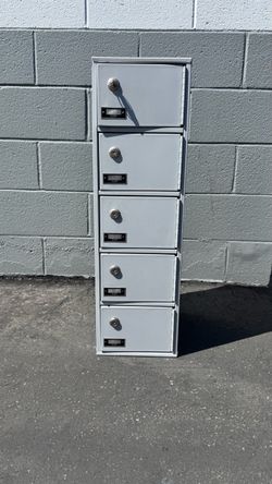Uline 5-Door Steel Locker Cabinet – Excellent Condition