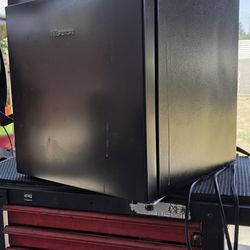 Hisense Mini  Cooler  Works Great 