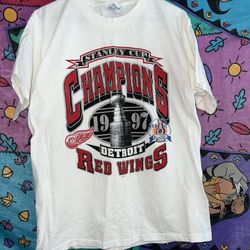 red wings stanley cup shirt size large 