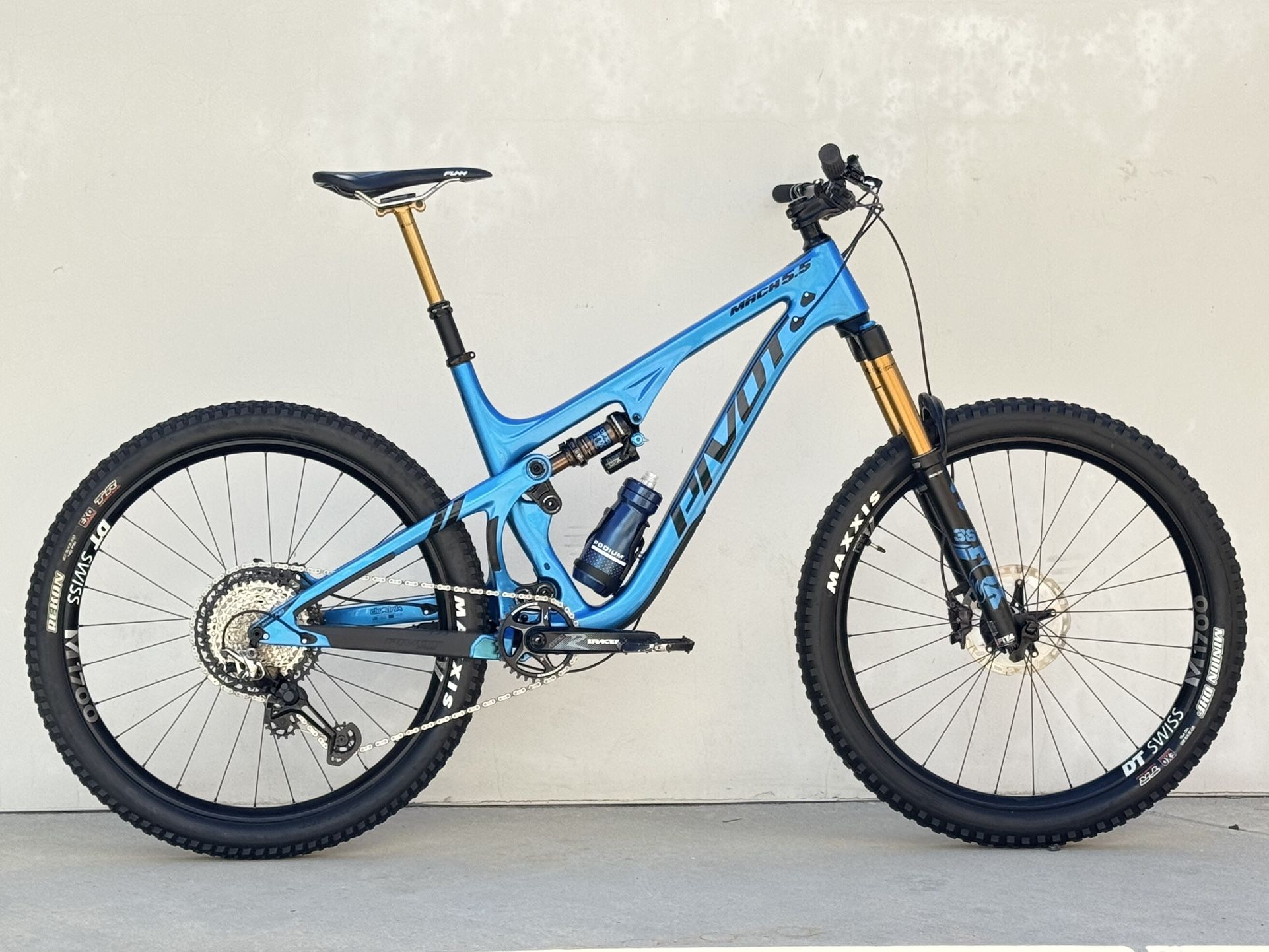 Like NEW Pivot Mach 5.5 Team Carbon Full Suspension Mountain Bike. LARGE. Shimano XTR 12sp