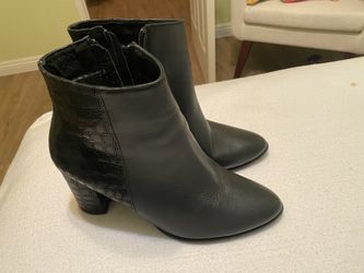 Black Ankle Boots w/ Block Heel – US 8–8.5 (EU 39)