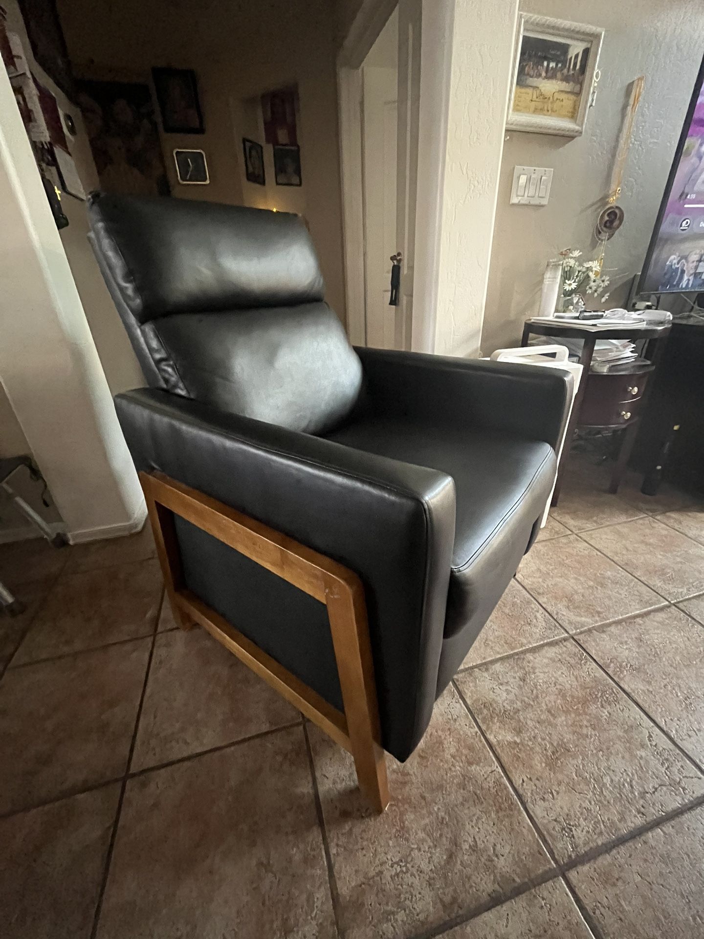 Black Leather With Wood Cozy Manuel Push Back Recliner