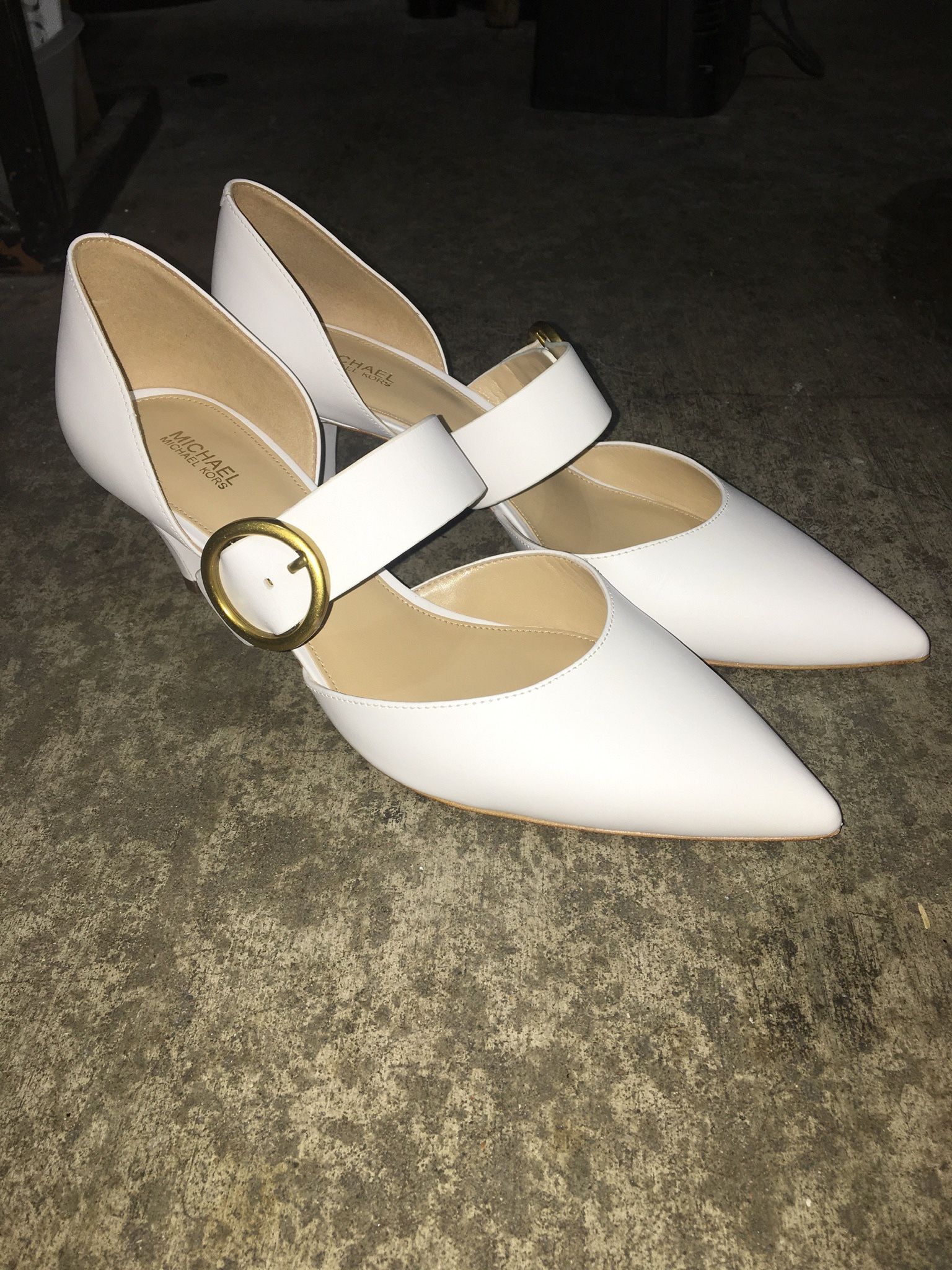 LIKE NEW - Michael Kors Women’s SIZE 10 Off White Pumps w/ Buckle