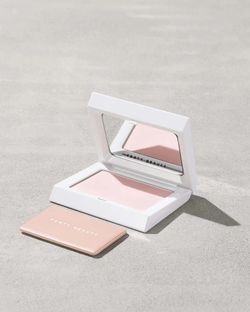 FENTY BEAUTY INSTANT BRIGHTENING + BLURRING POWDER
