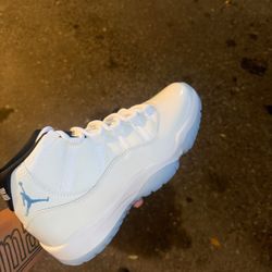 JORDAN 11 LEGEND BLUE