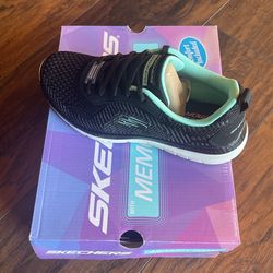 Girls sketchers