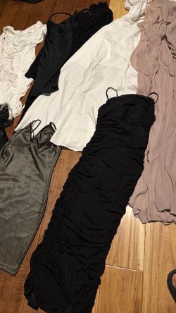 2 bolsas de vestidos para fiesta y normales nuevos y pico uso size de todos los size son 25 personas interesadas marcar $60 todo