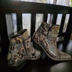 Donald J Pliner Women Boots