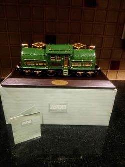 Vintage Avon Lionel Collection 381 E Locomotive (NO, IT'S NOT FOR A TRACK, DISPLAY ONLY)