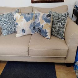 Sofá con 4 cojines