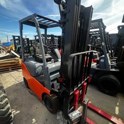 Toyota Forklift model 8, 3 stage, 3300 lbs