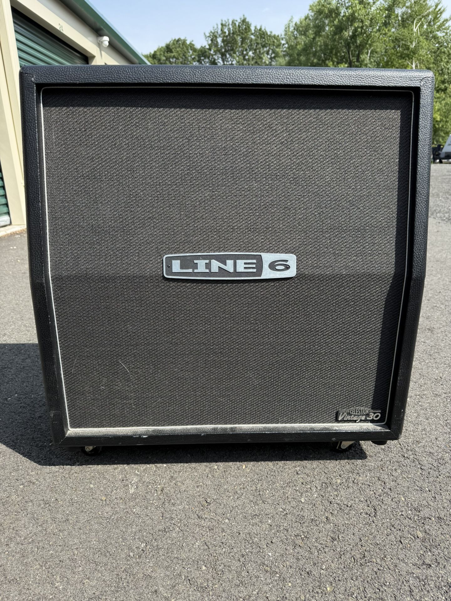 Line 6 valve celestion v30 4x12 240w cabinet