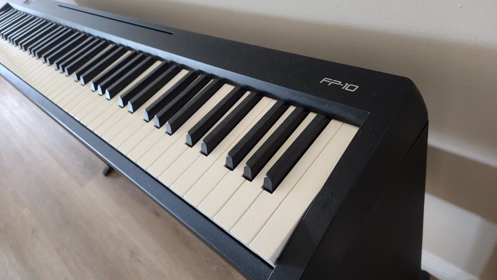 DIGITAL PIANO Roland FP 10 DIGITAL PIANO for Sale in Bakersfield, CA