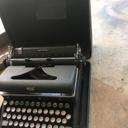 Vintage Over 100 Year Old Working Royal Typewriter/ Includes Carry Case