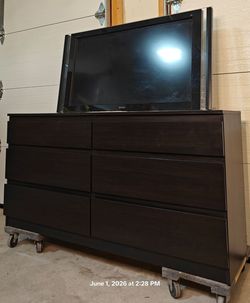 Nice long dresser / TV stand with 6 drawers in good condition, all drawers working, driveway pickup.
L55"*W16"*H28"