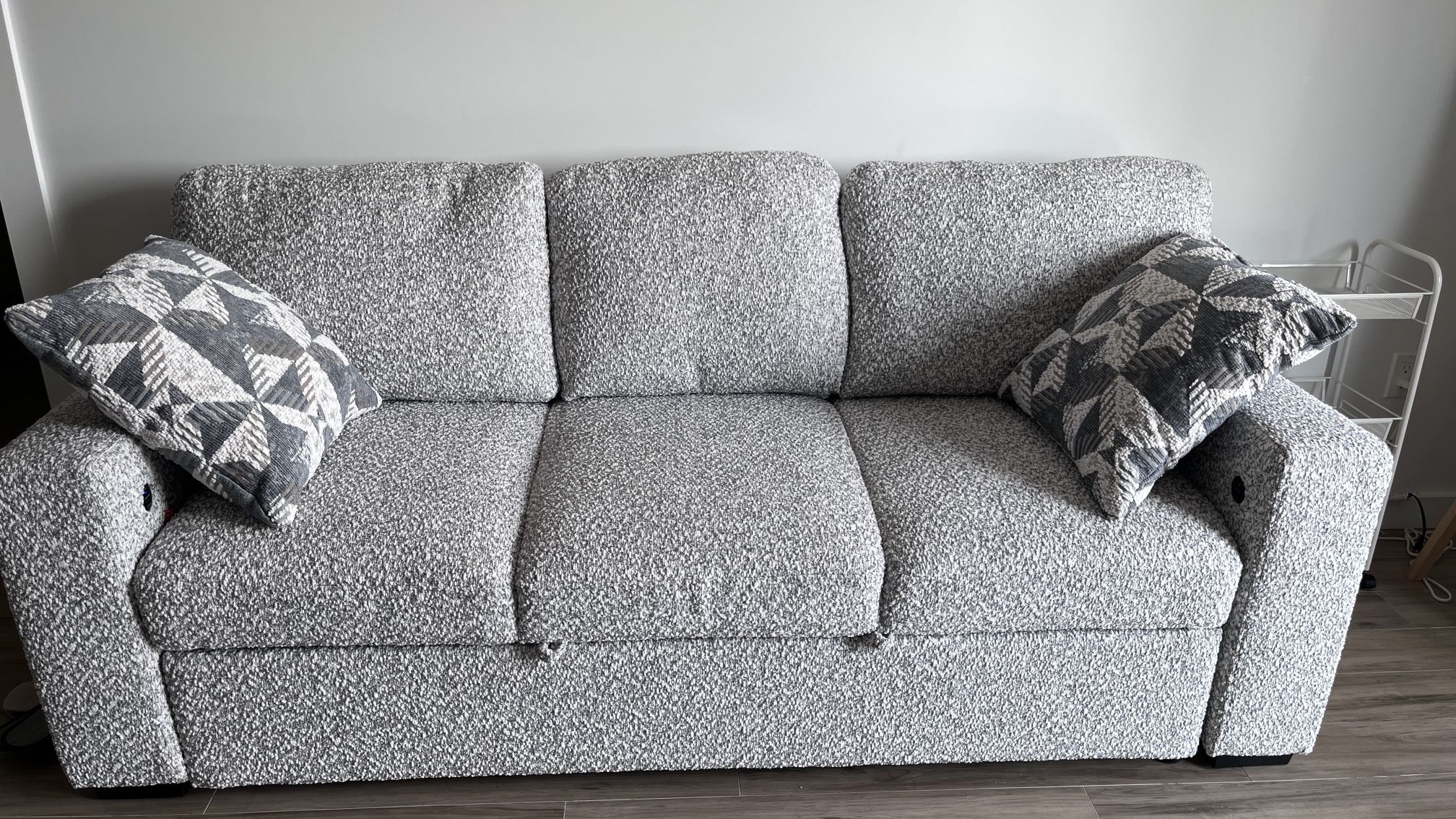 ✅ Like-New Bob’s Sidekick Queen Sleeper Sofa w/ USB & USB-C – Gray
