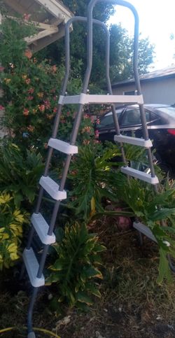 Above ground pool 🏖️🏖️🏖️ladder 🪜🪜🪜🪜Price is negotiable 💯Make me an offer 👍👍👍