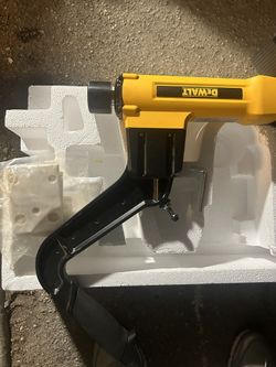 DEWALT 2-in-1 Pneumatic 15.5-Gauge and 16-Gauge Flooring Tool