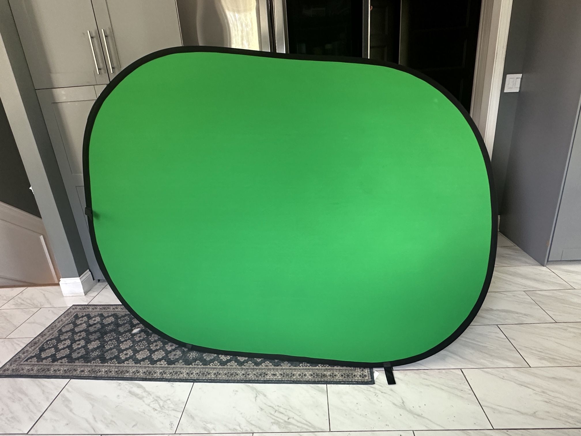 Collapsible Green + Blue Screen Background
