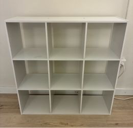 11” 9 cube organizer bookshelf in white- used, good condition