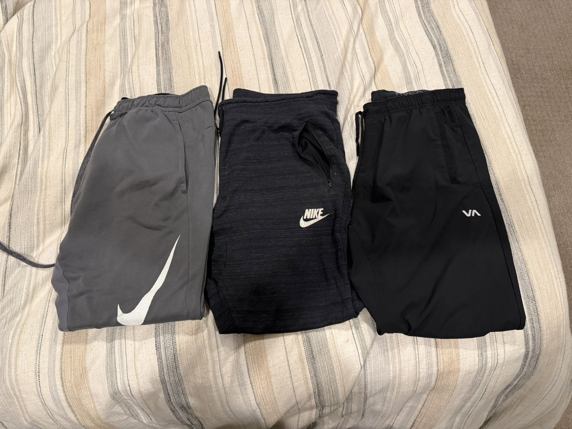 3 Joggers (2 Nikes And 1 RVCA) XL