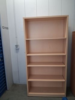 Solid bookshelf in good conditions