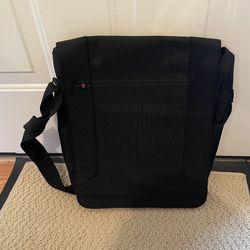 Swiss gear Messenger Bag Carrying Case Black Like New Tech Crossbody Computer Laptop On The Go 