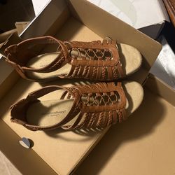 Woman’s Sandals 8w 