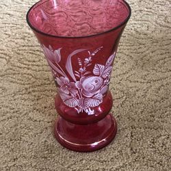Red bud vase with whote flower