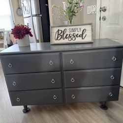 ✨✨BEAUTIFUL GRAY SHORTER LONG 6 DRAWER DRESSER✨✨