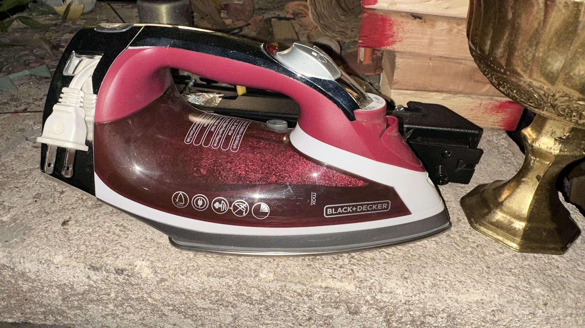 Retractable Cord Iron Black N Decker