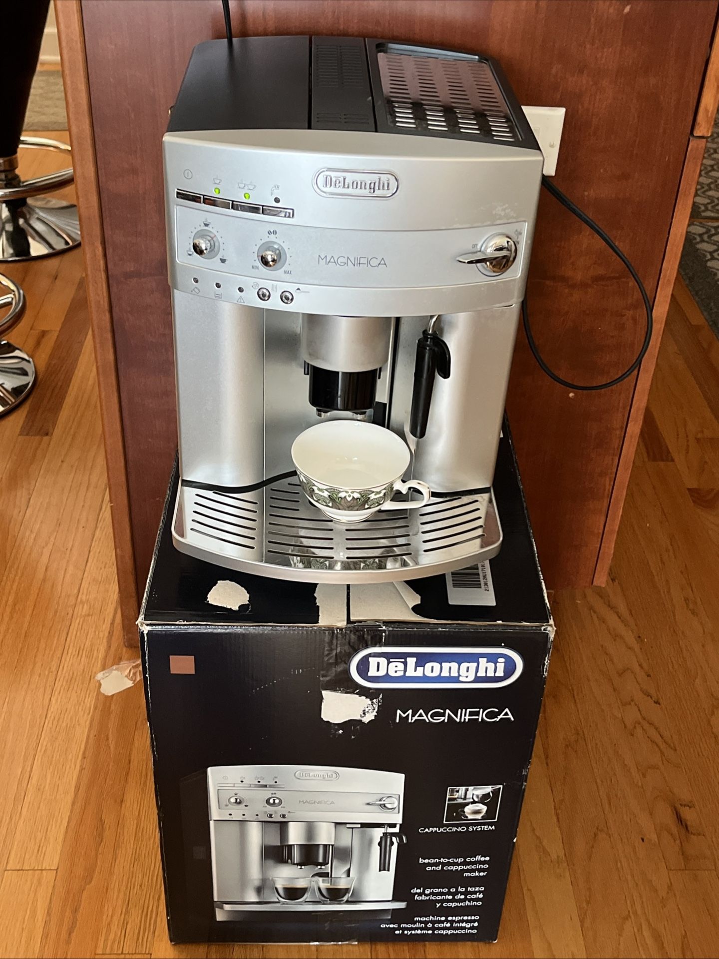 De'Longhi ESAM3300 Magnifica Espresso/Coffee Machine - READ, For Repair