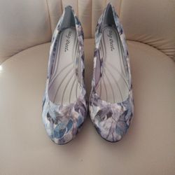 My Brand New Easy Spirit Heels Never Worn i Also Have The Box.