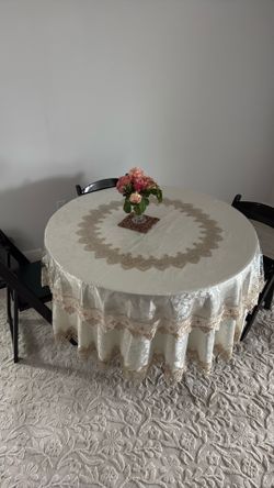 Round table and 4 resin mahogany brown chairs