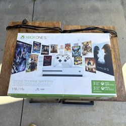 Xbox s One + 2 Controllers 